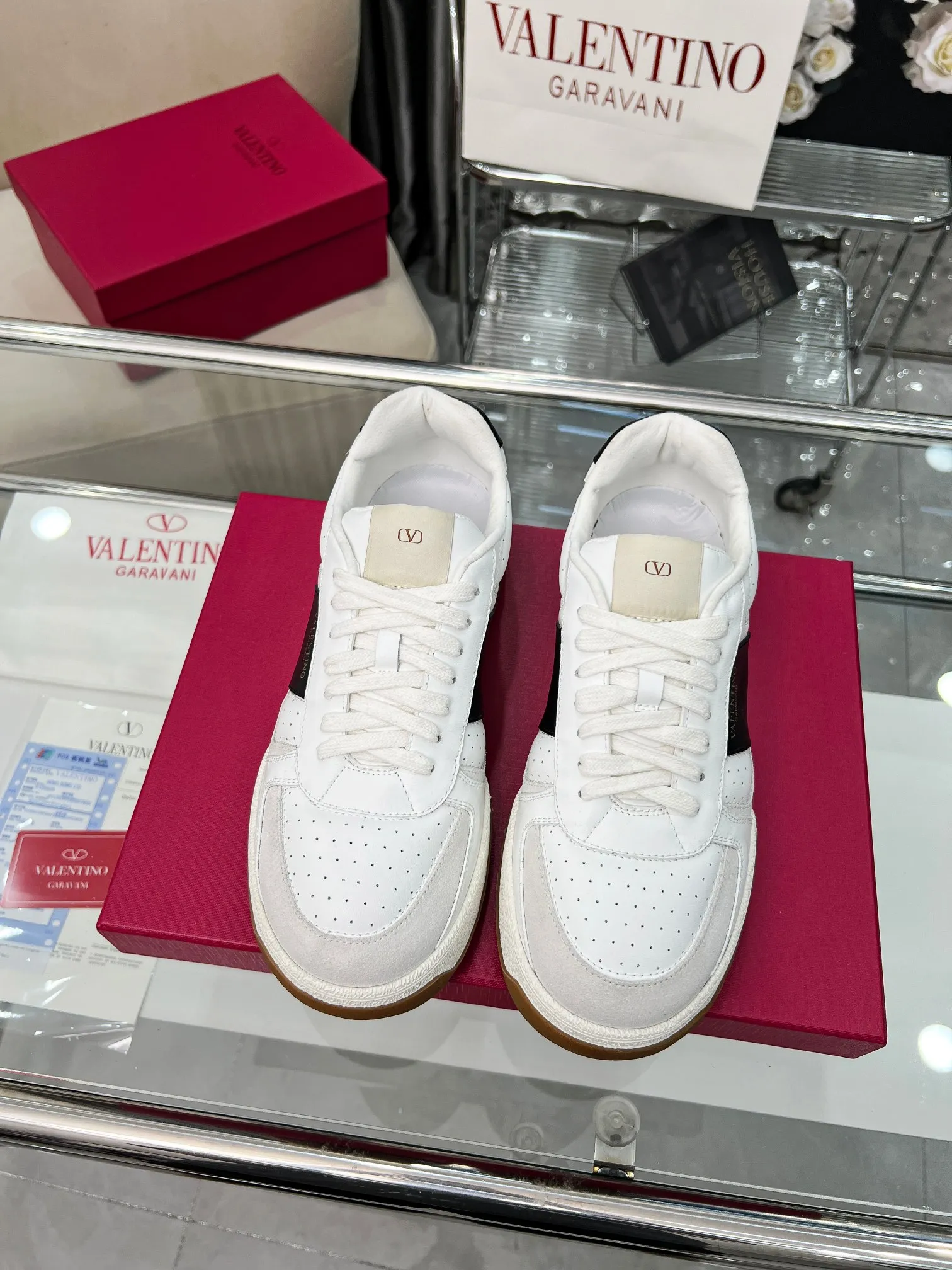 【Valentino】P: 660💰 Couple style, size: women 35-40▪️men 39-44 (customized at 45.46) Valentino 𝑶𝒏𝒆𝑺𝒕𝒖𝒅 Couple sports shoes series Valentino 2025 new couple sports shoes are on sale. The original ZP purchase and disassembly. Repeated pattern making and modification. 1:1 restoration! Top luxury masterpiece, lace-up design, soft and comfortable imported calfskin brings excellent elegant texture and excellent on-foot comfort. Top purchasing version upper: imported calfskin surface/original oil edge craftsmanship. Lining: water-dyed sheepskin lining. Outsole: original development 𝐓𝐏𝐔 two-color combination outsole. Packaging: full package with original configuration.